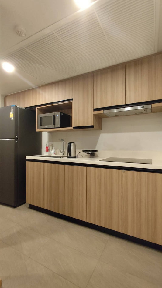 A corner room spacious and fully-furnished 2-bedroom corner unit to rent at Na Vara Langsuan residence